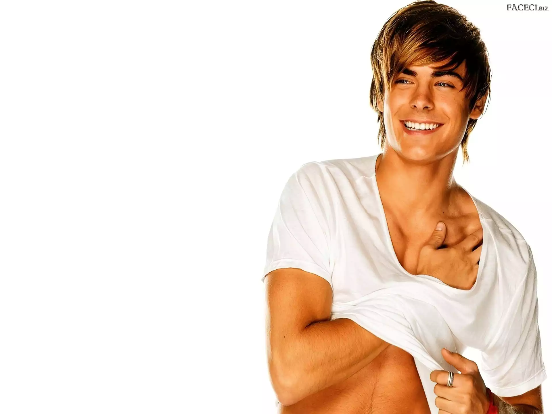 Ręka, Zac Efron, Koszula